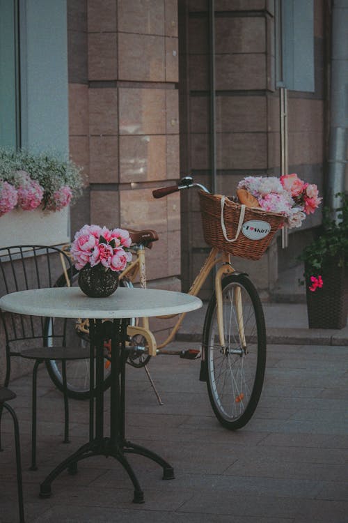 Foto stok gratis bunga-bunga, keranjang, meja