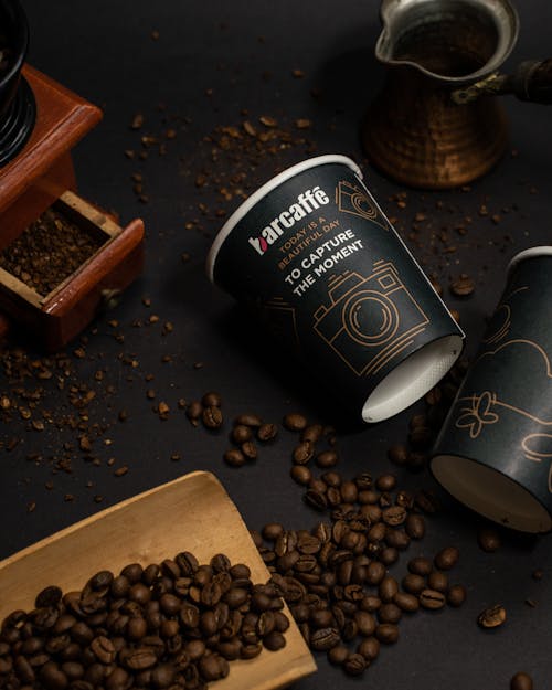Foto profissional grátis de cafeína, canecas, grãos de café