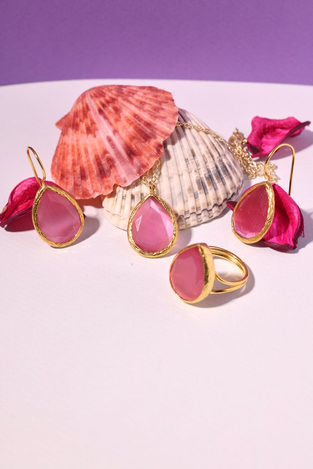 Set juwelen met roze edelstenen op een witte ondergrond