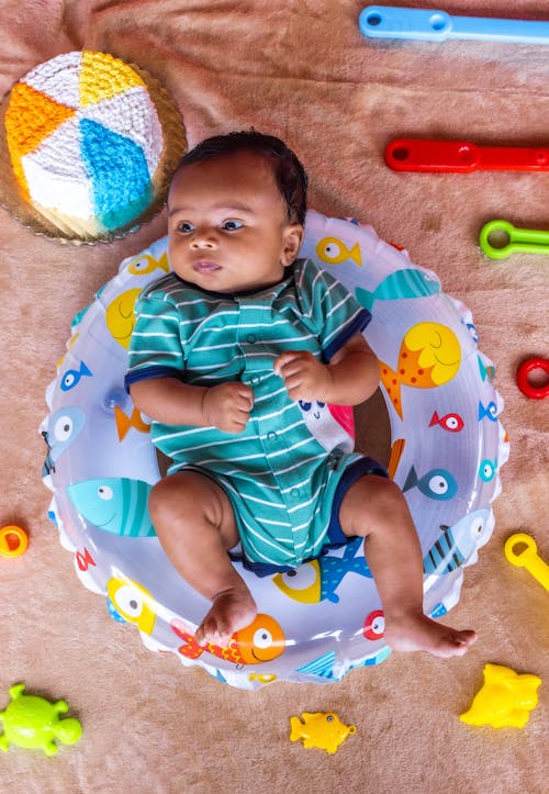 アフリカ系アメリカ人の赤ちゃん, うそ, 垂直ショットの無料の写真素材