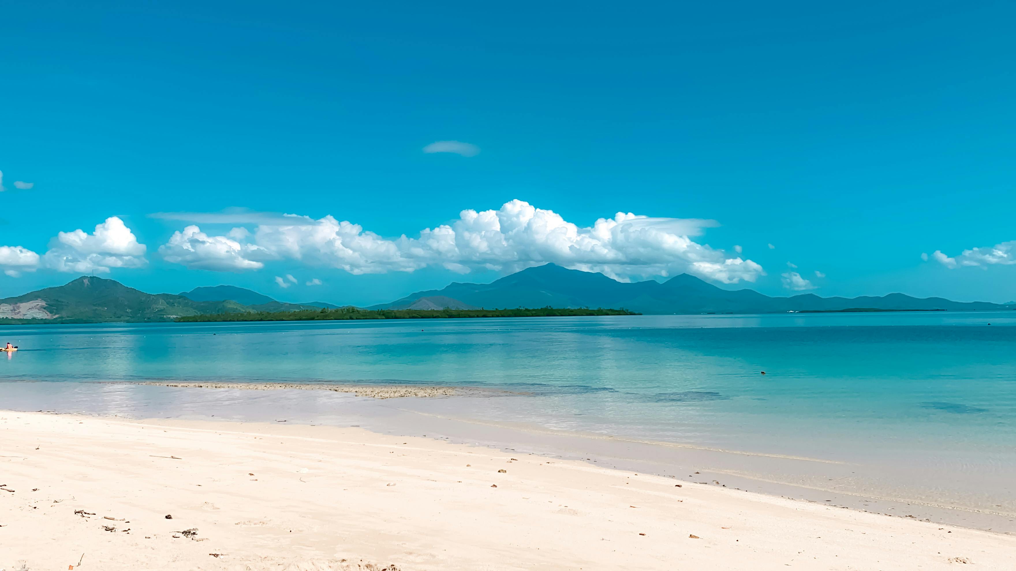 Scenic View of the White Sand Beach · Free Stock Photo