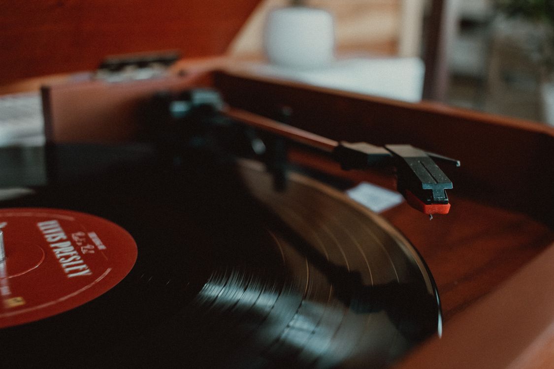 Krupni plan vinilne ploče koja se vrti na klasičnom gramofonu
