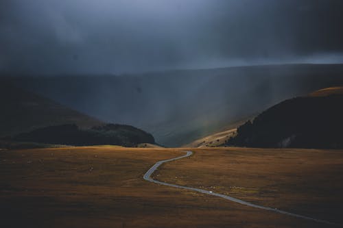 Бесплатное стоковое фото с горы, долина, живописное небо