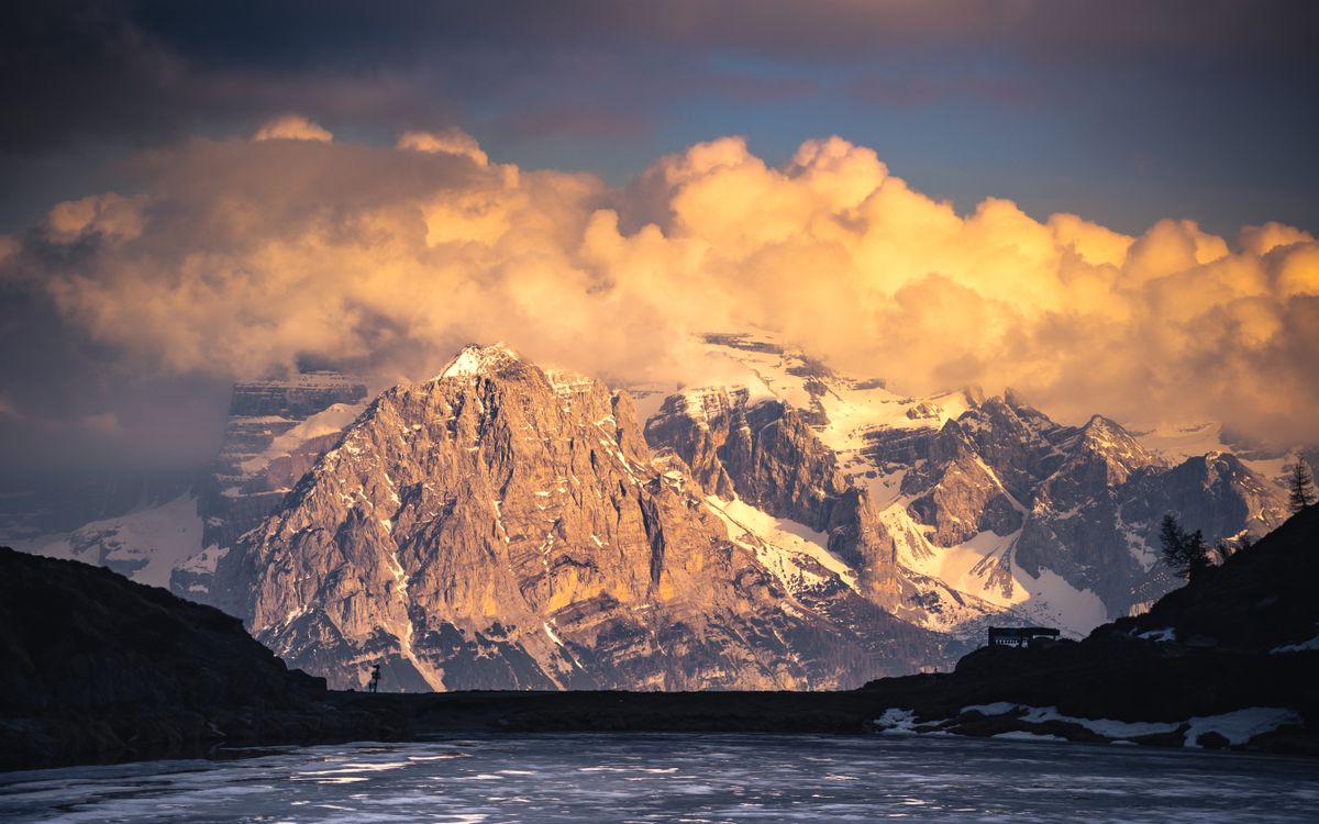 Tramonto dorato sulle montagne alpine innevate