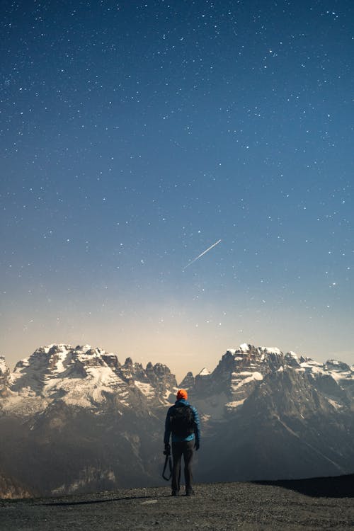 adam, ayakta, dikey atış içeren Ücretsiz stok fotoğraf