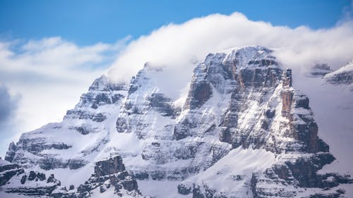Photos gratuites de ciel bleu, hiver, montagne couverte de neige