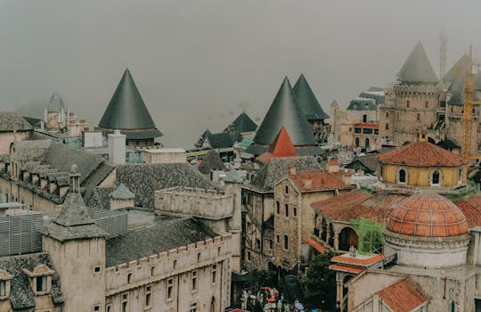 中世纪风格的小镇，雾气缭绕，塔楼耸立，营造出神秘的氛围