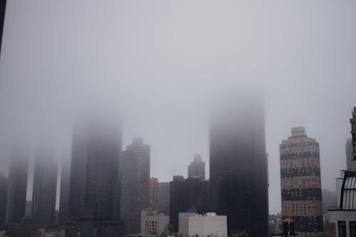 Gratis stockfoto met bewolking, gebouwen, mist