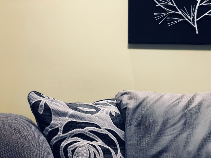 Quarto confortável com decoração elegante
