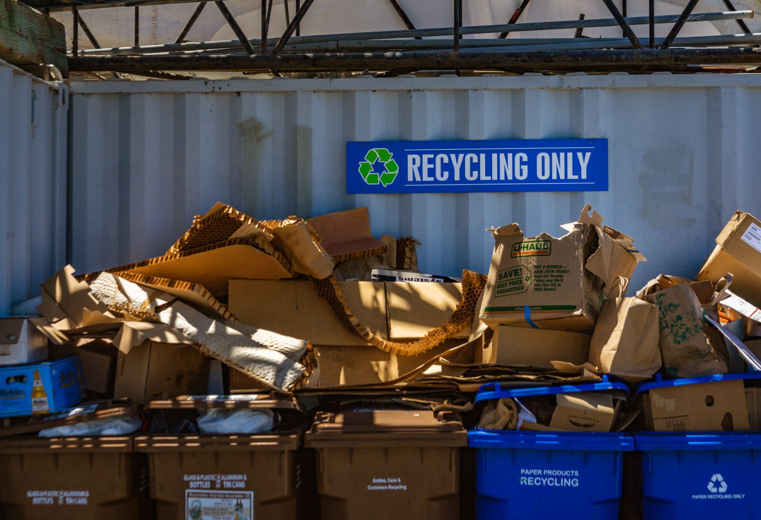 Howwood — belongings being loaded for transport to storage