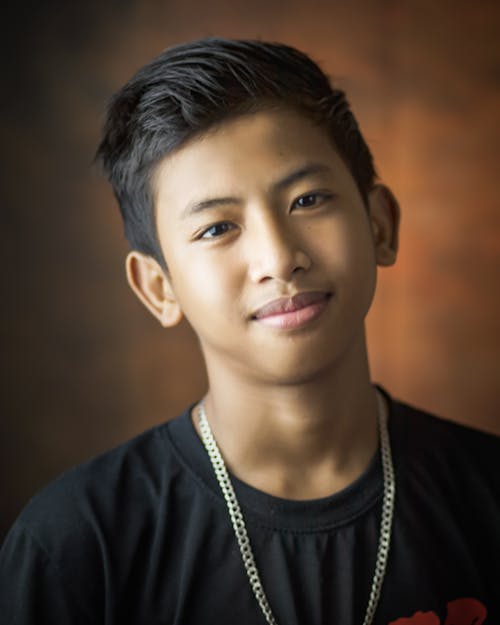 Retrato De Un Niño Con Collar De Plata