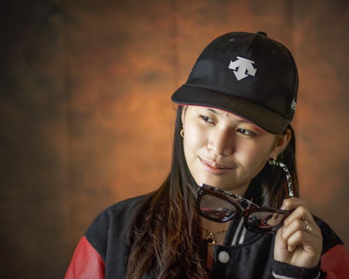 Mujer Vestida Con Gorra Negra Equipada Con Anteojos Transparentes Con Marco Negro