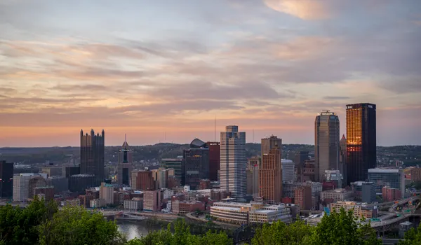 Pittsburgh au confluent de ses rivières, au coucher du soleil