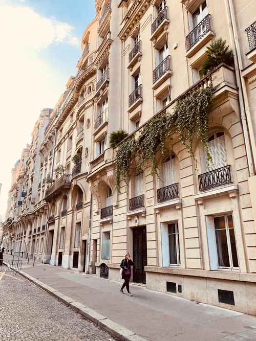 Free Classic European architecture on a quiet street with elegant facades and lush greenery. Stock Photo