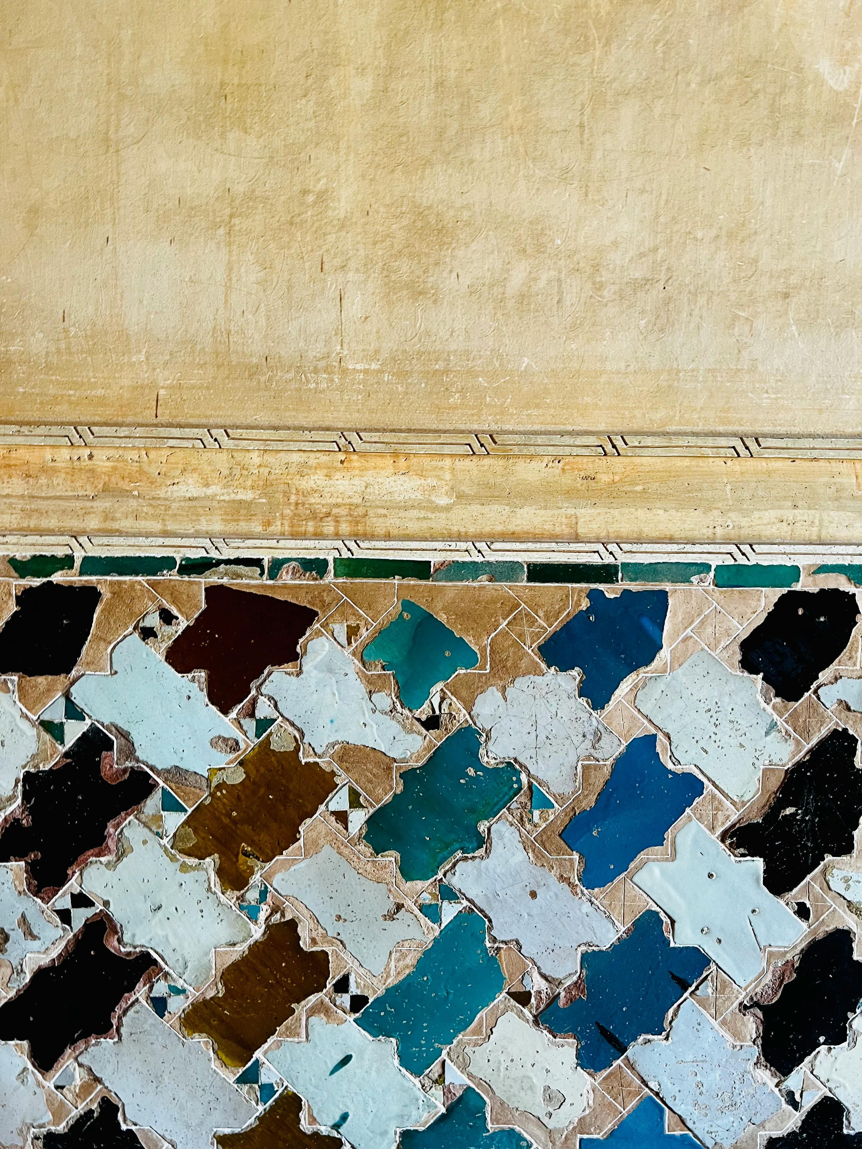 Pattern on the Wall · Free Stock Photo