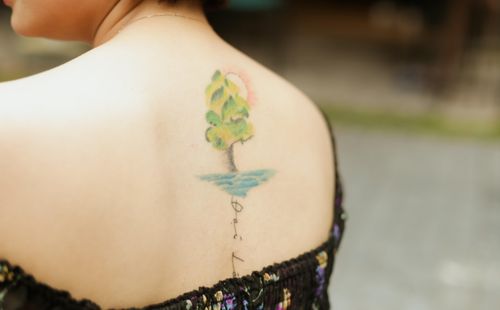 Free Close-up of a colorful tree tattoo on a woman's back, showcasing intricate design Stock Photo