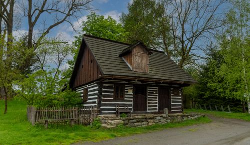 Free Charming wooden cabin surrounded by lush greenery and trees in Vysočina, Czech Republic. Stock Photo