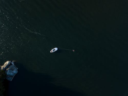 一条船在水体上的航拍照片