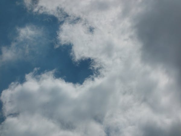 Alevle çalışma ile yapılmış detaylı bir cam figür.