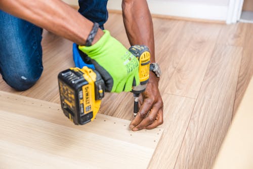 Persona Sujetando El Taladro De Mano Inalámbrico Dewalt