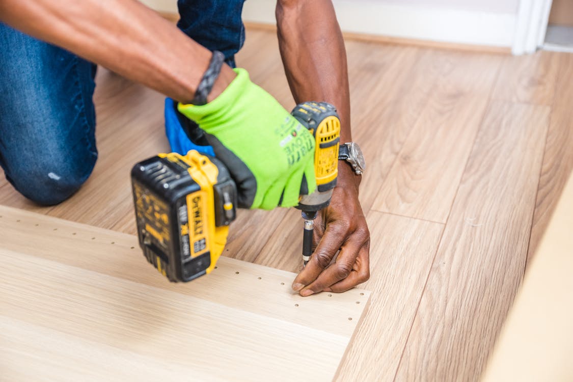 Personne Tenant Une Perceuse à Main Sans Fil Dewalt · Photo gratuite