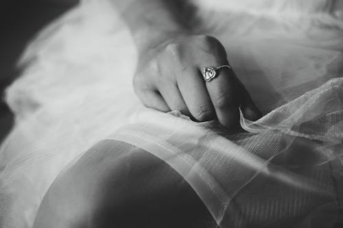 Фотография человека с кольцом в оттенках серого