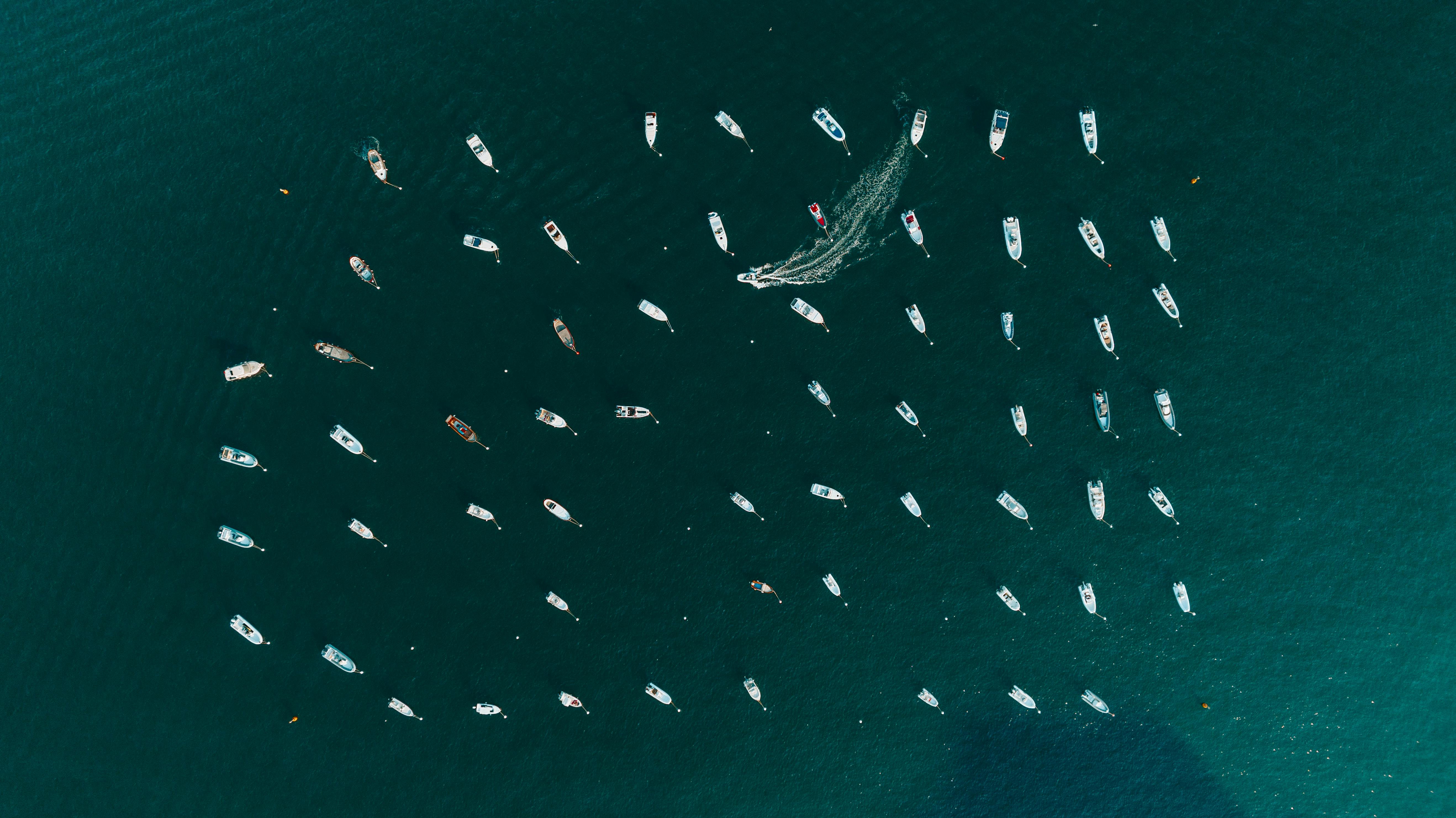 Top View of a Boat in the Sea and a Beach · Free Stock Photo