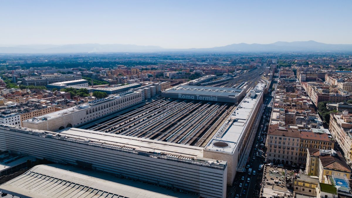 Vedere de sus asupra gării Roma Termini, cu peroanele și trenurile aliniate