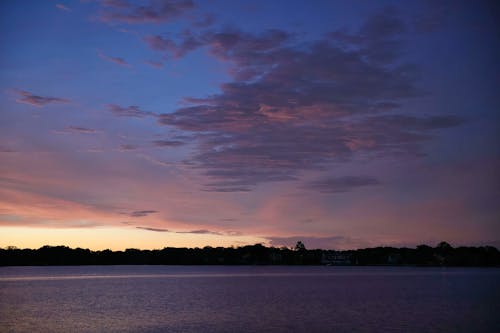 강가, 검은 구름, 새벽의 무료 스톡 사진