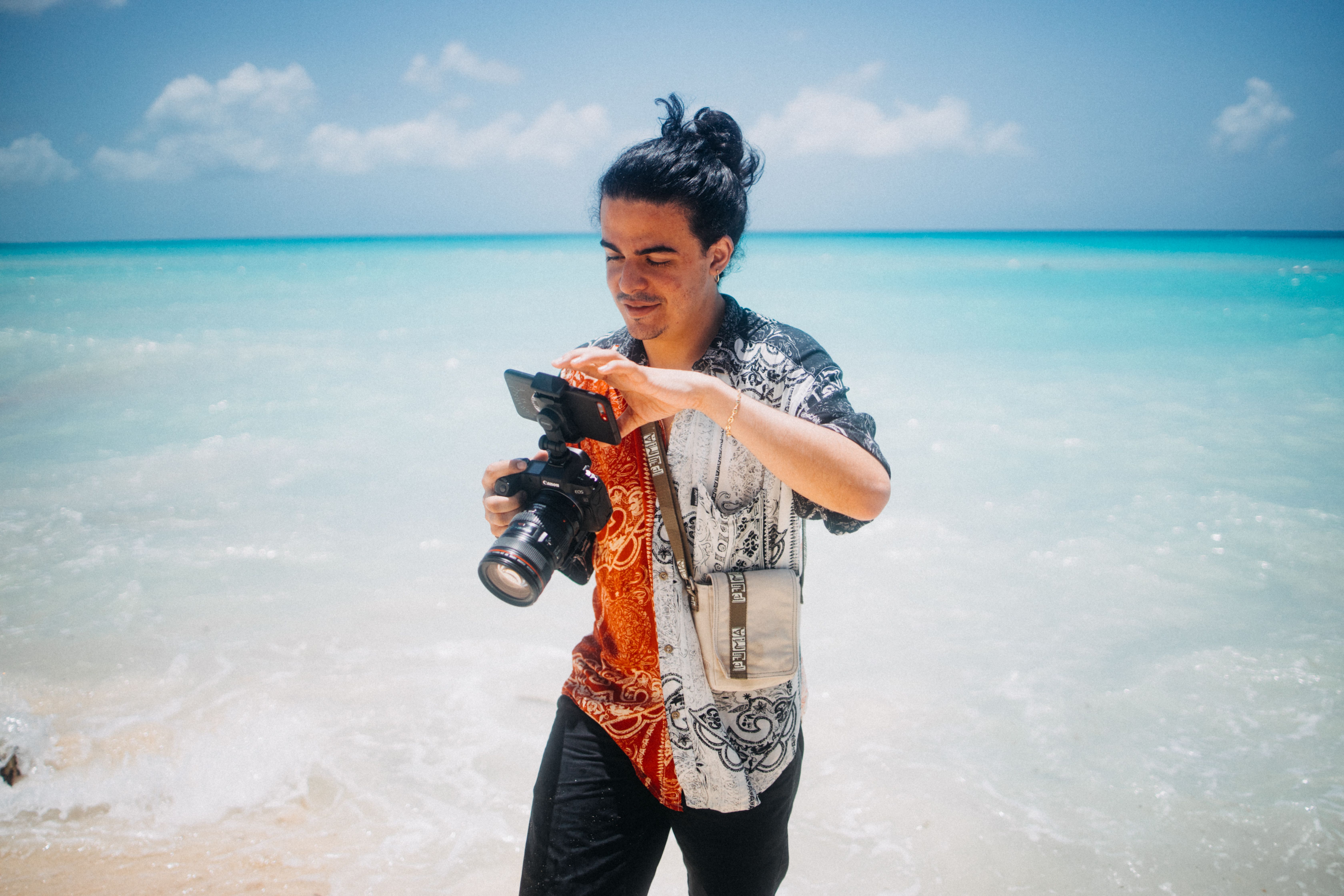 Photographe sur une plage tropicale avec son appareil - inspiration Réunion