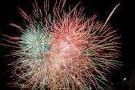 夜空中，五颜六色的烟花迸发，以充满活力的表演庆祝