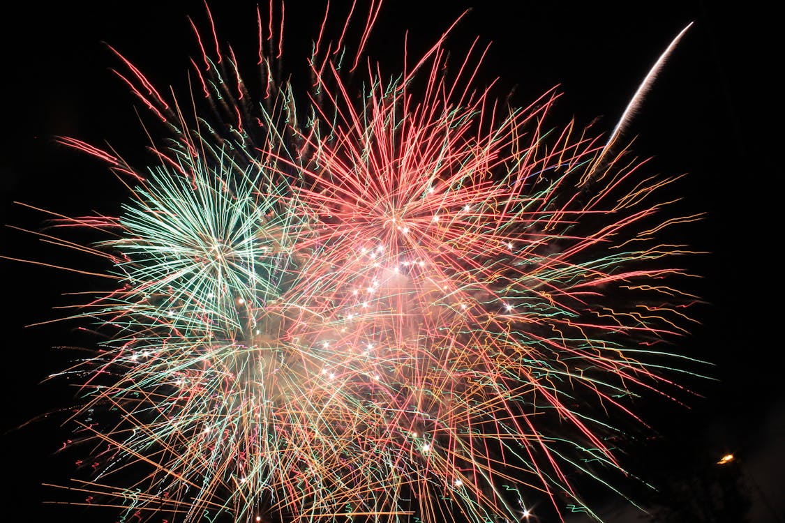 Feu D'artifice Rose Et Vert Pendant La Nuit