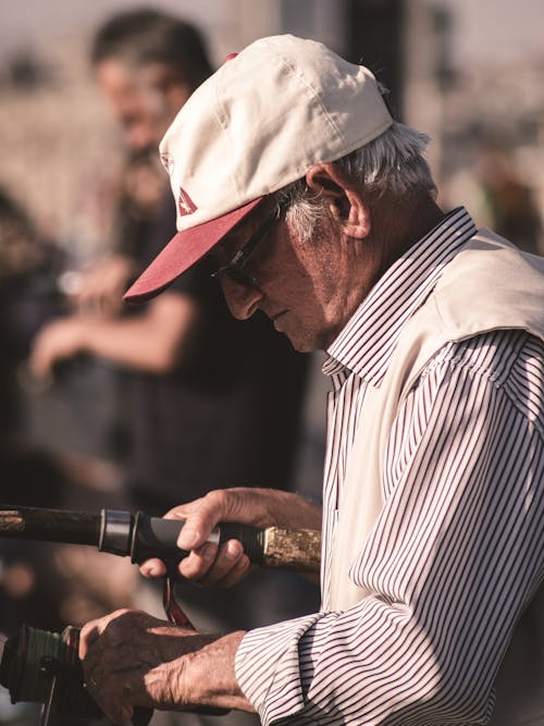 Foto d'estoc gratuïta de ancians, camisa a ratlles, canya de pescar