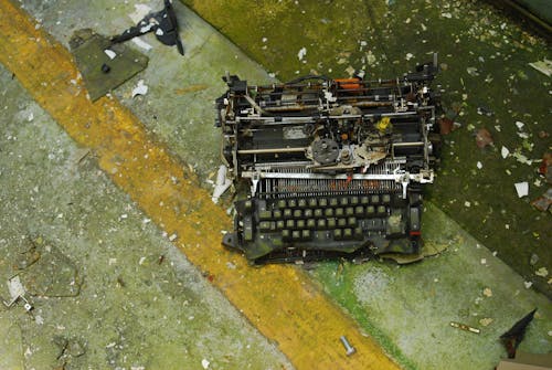 Darmowe zdjęcie z galerii z maszyna do pisania, staroświecka maszyna do pisania