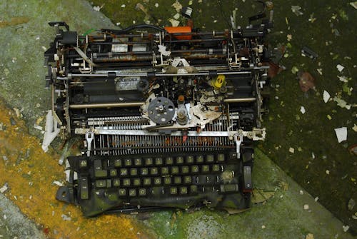 Darmowe zdjęcie z galerii z maszyna do pisania, staroświecka maszyna do pisania