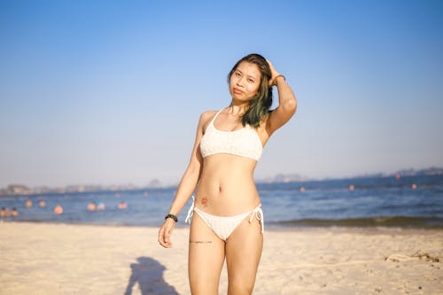 Ilmainen kuvapankkikuva tunnisteilla bikinit, henkilö, hiekkaranta