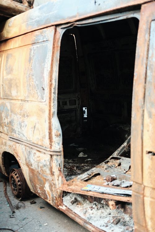 Old Damaged Van · Free Stock Photo