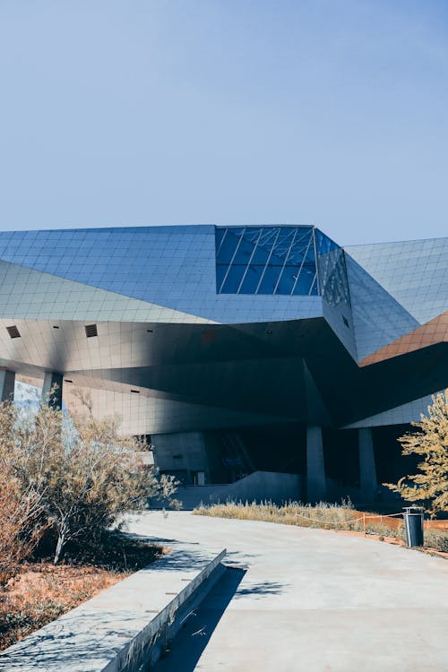 Darmowe zdjęcie z galerii z błękitne niebo, budynek betonowy, budynek od zewnątrz