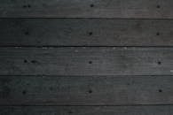 深色木板的天然纹理特写，非常适合用作背景和设计素材