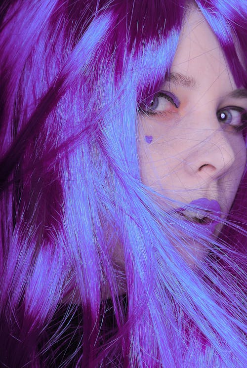 Základová fotografie zdarma na téma detail, fialová, fialové vlasy