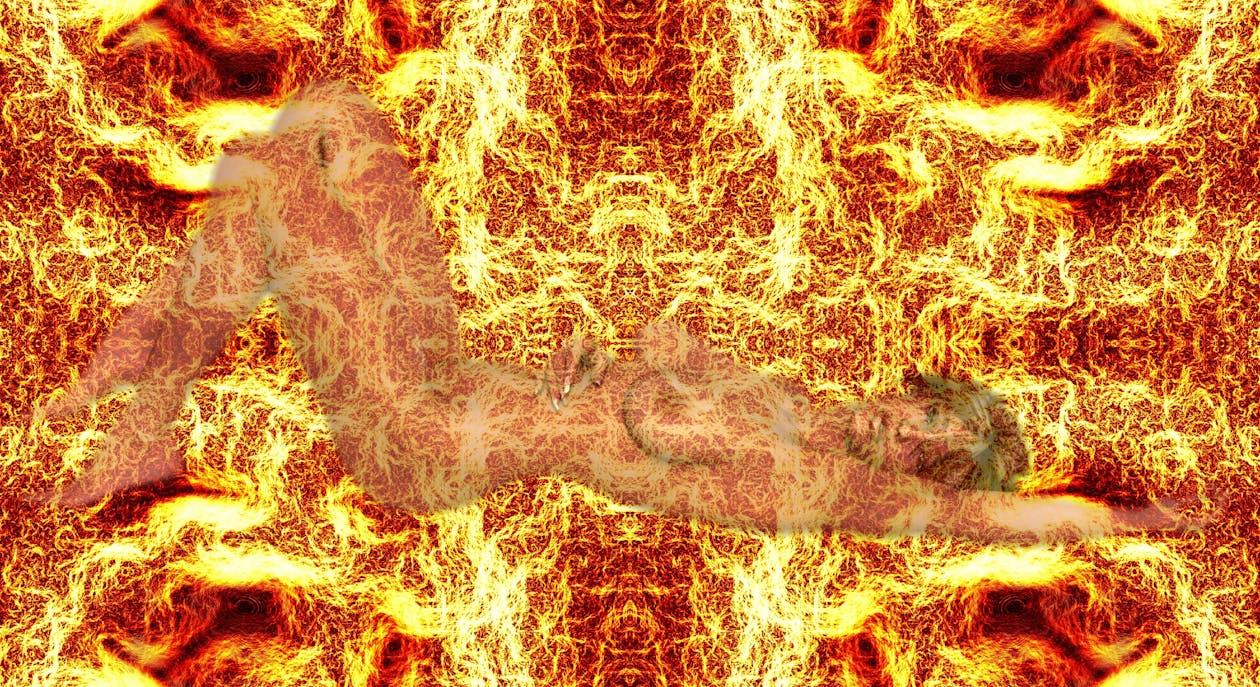 Free Das Feuer einer Frau wird dich und deine Seele verbrennen, bis du nur noch Asche im Wind bist. / A woman's fire will burn you and your soul until you are ash in the wind. Stock Photo