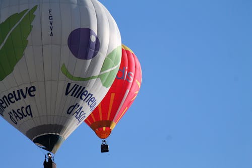 Foto d'estoc gratuïta de cel blau, foto amb angle baix, globus aerostàtics