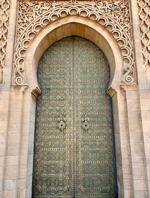 Free Close-up of an ornate Moroccan archway featuring detailed Islamic geometric patterns. Stock Photo