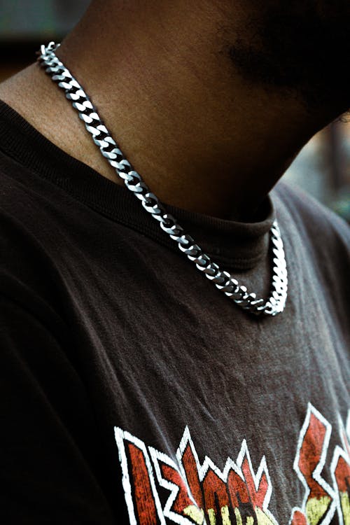 Foto profissional grátis de camisa preta, colar de corrente, cordão de prata