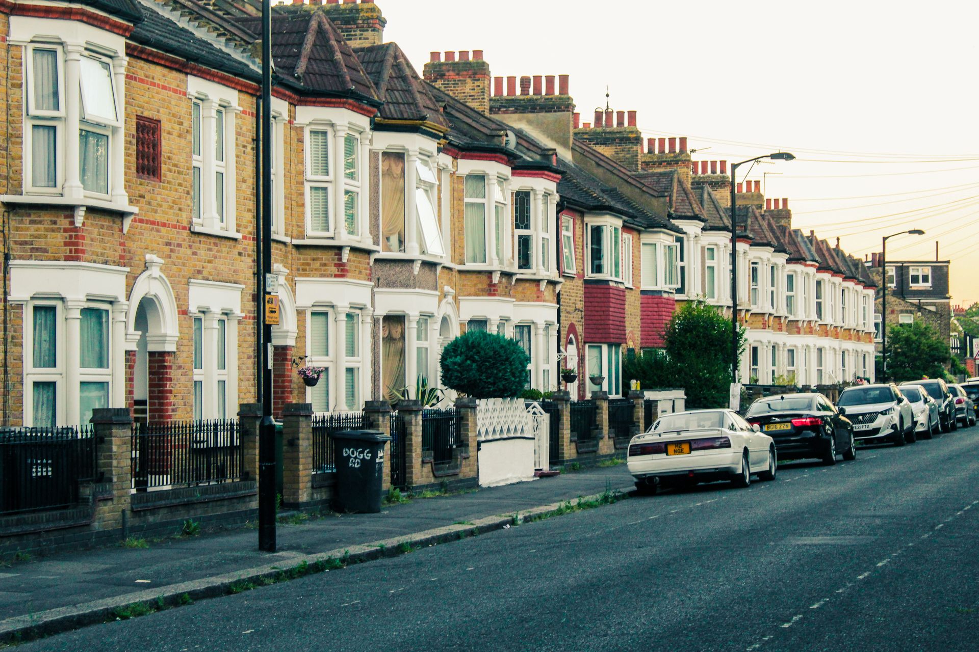Una calle de casas adosadas británicas al atardecer