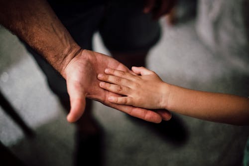 Manos De Padre E Hijo Juntas