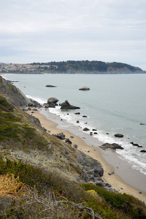 Photos gratuites de bord de mer, cailloux, côte rocailleuse