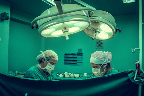 Deux Personnes Faisant Une Chirurgie à L'intérieur De La Chambre