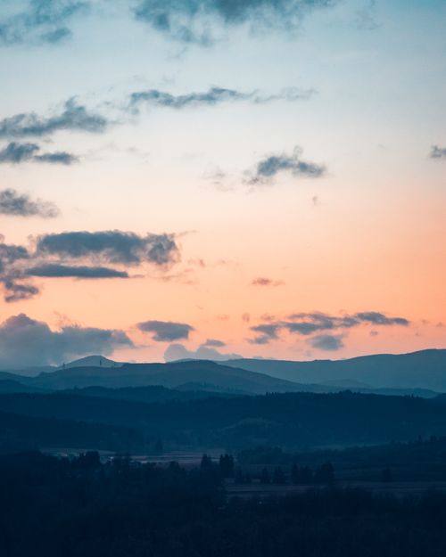 Free Captivating sunrise scene over rolling hills with a stunning gradient sky, perfect for nature photography enthusiasts. Stock Photo