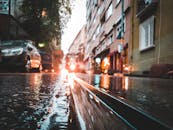 伊斯坦布尔的穆迪街景中，有轨电车倒映在雨水浸透的人行道上